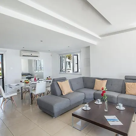 Adaman - Stunning 3 Bedroom Seafront With Pool - Close To The Villa *