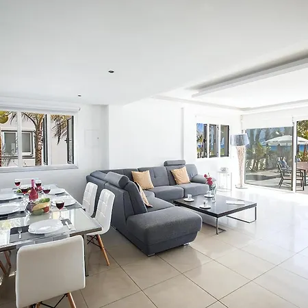 Adaman - Stunning 3 Bedroom Seafront With Pool - Close To The