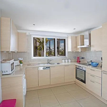Вілла Adaman - Stunning 3 Bedroom Seafront With Pool - Close To The Айя-Напа